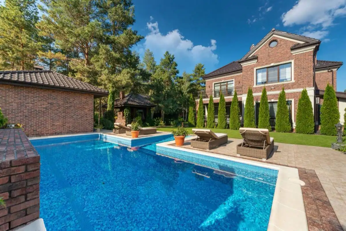 Weekly Pool Cleaning & Service in Santa Clarita, CA